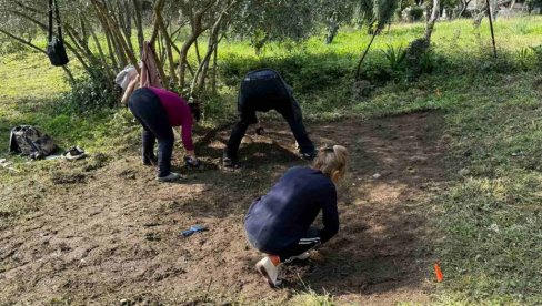 SRPSKI JUNACI POČIVAJU NA DVE PARCELE: Snimanje georadarom parcele Dore Kefaloniti na Krfu opravdava tvrdnje njenih dede i oca SRPSKI JUNACI POČIVAJU NA DVE PARCELE: Snimanje georadarom parcele Dore Kefaloniti na Krfu opravdava tvrdnje njenih dede i oca