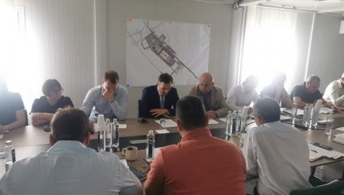 SINIŠA MALI SA IZVOĐAČIMA RADOVA U SURČINU: Radovi u skladu sa zacrtanim rokovima SINIŠA MALI SA IZVOĐAČIMA RADOVA U SURČINU: Radovi u skladu sa zacrtanim rokovima