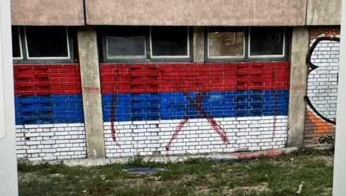 BLOKADNI SEPARATISTI DIVLJAJU: Fejsbuk grupa Slobodna Vojvodina poručuje da je prefarbana “aneksiona srbijanska trobojka”! (FOTO) BLOKADNI SEPARATISTI DIVLJAJU: Fejsbuk grupa Slobodna Vojvodina poručuje da je prefarbana “aneksiona srbijanska trobojka”! (FOTO)