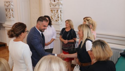 PRIREĐEN PRIJEM ZA DIREKTORE NOVOSADSKIH ŠKOLA: Gradonačelnik Žarko Mićin poželeo uspešan početak nove školske godine PRIREĐEN PRIJEM ZA DIREKTORE NOVOSADSKIH ŠKOLA: Gradonačelnik Žarko Mićin poželeo uspešan početak nove školske godine