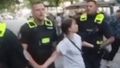 УХАПШЕНА ДЕВОЈЧИЦА (14): Немачка полиција не толерише дивљање на протестима (ВИДЕО) УХАПШЕНА ДЕВОЈЧИЦА (14): Немачка полиција не толерише дивљање на протестима (ВИДЕО)