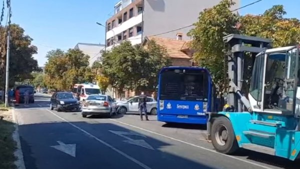 АУТОБУС ПРОШАО НА ЦРВЕНО И НА ПЕШАЧКОМ УДАРИО ДЕВОЈЧИЦУ: Детаљи језиве несреће у Земуну у којој је страдала тинејџерка
