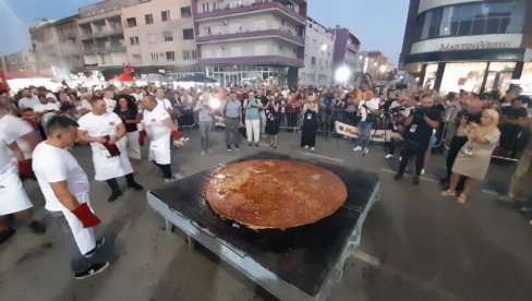 НАПРАВЉЕНА ПЉЕСКАВИЦА ОД 90 КИЛОГРАМА МЕСА: Иста екипа лесковачких мајстора роштиља поставила нови рекорд НАПРАВЉЕНА ПЉЕСКАВИЦА ОД 90 КИЛОГРАМА МЕСА: Иста екипа лесковачких мајстора роштиља поставила нови рекорд