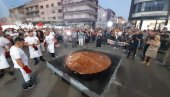 НАПРАВЉЕНА ПЉЕСКАВИЦА ОД 90 КИЛОГРАМА МЕСА: Иста екипа лесковачких мајстора роштиља поставила нови рекорд