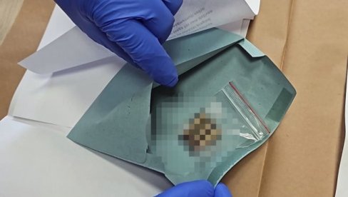 OGLASIO SE MUP: U zgradu Vlade Srbije stigla koverta sa 3 metka naslovljena za ministra Dačića (FOTO) OGLASIO SE MUP: U zgradu Vlade Srbije stigla koverta sa 3 metka naslovljena za ministra Dačića (FOTO)