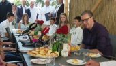 АКО НЕ МОЖЕМО ДА ПОМОГНЕМО НЕКОМЕ СА ДЕВЕТОРО ДЕЦЕ ОНДА НЕ ТРЕБА ДА ПОСТОЈИМО КАО ДРЖАВА Вучић посетио породицу Васиљевић у Раковици АКО НЕ МОЖЕМО ДА ПОМОГНЕМО НЕКОМЕ СА ДЕВЕТОРО ДЕЦЕ ОНДА НЕ ТРЕБА ДА ПОСТОЈИМО КАО ДРЖАВА Вучић посетио породицу Васиљевић у Раковици