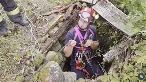 VATROGASAC SE SPUSTIO U BUNAR NA DESETAK METARA DUBINE: Pogledajte neverovatan snimak spašavanja zbog kojeg se domaćin obradovao (VIDEO) VATROGASAC SE SPUSTIO U BUNAR NA DESETAK METARA DUBINE: Pogledajte neverovatan snimak spašavanja zbog kojeg se domaćin obradovao (VIDEO)