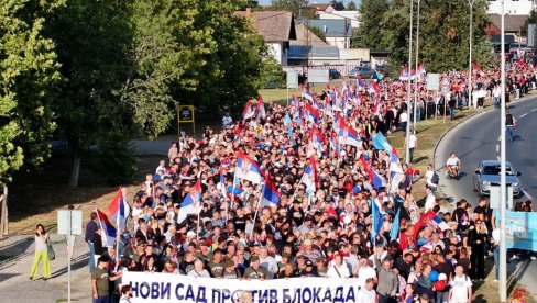 VELIČANSTVEN SNIMAK IZ NOVOG SADA: Građani ustali protiv blokada (VIDEO)