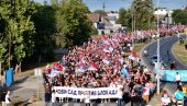 ГРАЂАНИ ПРОТИВ БЛОКАДА: Народ тражи мир и нормалан живот, прво окупљање и у Новом Саду (ФОТО/ВИДЕО)