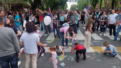 СЛИКА КОЈА ОСТАВЉА БЕЗ ТЕКСТА: Велики број деце на окупљању против блокада у Крушевцу (ФОТО)
