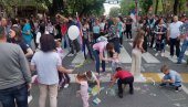 СЛИКА КОЈА ОСТАВЉА БЕЗ ТЕКСТА: Велики број деце на окупљању против блокада у Крушевцу (ФОТО)