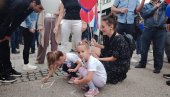 ДЕЧИЈА ГРАЈА И ПОРУКЕ ЉУБАВИ ПРОТИВ НАСИЉА: Деца у Лозници дочекују госте цртежима љубави (ФОТО)(ВИДЕО)
