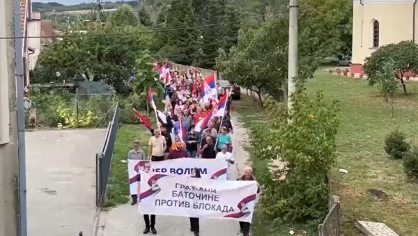 НЕ ВИДИ СЕ КРАЈ КОЛОНЕ: У Баточини се вијоре српске заставе (ВИДЕО) НЕ ВИДИ СЕ КРАЈ КОЛОНЕ: У Баточини се вијоре српске заставе (ВИДЕО)