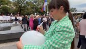 ДЕЧИЦА И У ПАРАЋИНУ: Лепе слике са скупова широм Србије (ВИДЕО) ДЕЧИЦА И У ПАРАЋИНУ: Лепе слике са скупова широм Србије (ВИДЕО)