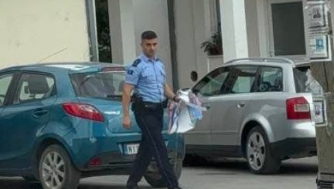 ОДГОВАРА МУ БЛОКИРАНА СРБИЈА: Курти послао своју полицију да цепа плакате против блокаде Србије (ФОТО) ОДГОВАРА МУ БЛОКИРАНА СРБИЈА: Курти послао своју полицију да цепа плакате против блокаде Србије (ФОТО)