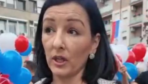 MUKA MI JE OD BLOKADA Majka iz Stare Pazove poslala moćnu poruku:Želim da moja deca nastave školovanje bez problema, zato podržavam Vučića MUKA MI JE OD BLOKADA Majka iz Stare Pazove poslala moćnu poruku:Želim da moja deca nastave školovanje bez problema, zato podržavam Vučića