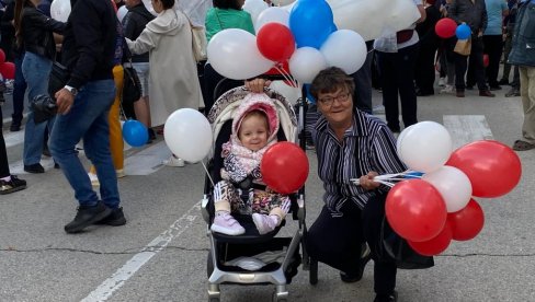 ПРЕЛЕПА СЛИКА: Бака са унуком на скупу против блокада (ФОТО) ПРЕЛЕПА СЛИКА: Бака са унуком на скупу против блокада (ФОТО)