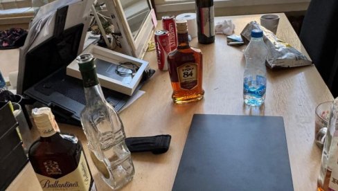 JEZIVO! LEGLO ZARAZE NA DIFU U NS: Blokaderi napravili svinjac od fakulteta - pikavci, alkohol i đubre (FOTO/VIDEO) JEZIVO! LEGLO ZARAZE NA DIFU U NS: Blokaderi napravili svinjac od fakulteta - pikavci, alkohol i đubre (FOTO/VIDEO)
