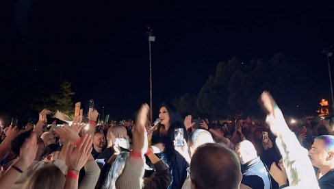 DIRLJIVA I EMOTIVNA NOĆ: Dragana Mirković u Bugarskoj dobila ovacije od 30 hiljada ljudi, najveći spektakli tek slede za kraj leta (FOTO) DIRLJIVA I EMOTIVNA NOĆ: Dragana Mirković u Bugarskoj dobila ovacije od 30 hiljada ljudi, najveći spektakli tek slede za kraj leta (FOTO)