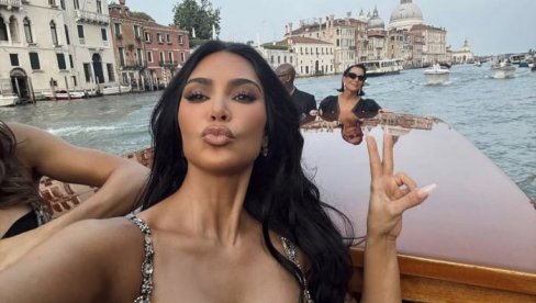 KIM KARDAŠIJAN DOŠLA U VENECIJU I OBRUKALA SE: Niko nije mogao da gleda u kreaciju koju je odlučila da ponese! (FOTO)