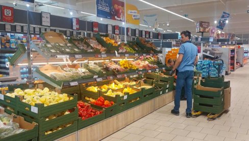 ВРШЧАНИ ИСПРАЗНИЛИ РАФОВЕ СА НИЖИМ ЦЕНАМА: Појефтинило поврће - Лук за 45 динара (ФОТО) ВРШЧАНИ ИСПРАЗНИЛИ РАФОВЕ СА НИЖИМ ЦЕНАМА: Појефтинило поврће - Лук за 45 динара (ФОТО)
