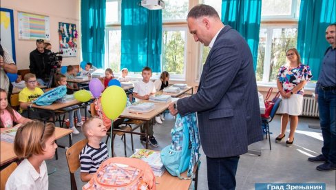 ГРАДОНАЧЕЛНИК ЗРЕЊАНИНА СА ПРВАЦИМА У ШКОЛИ СЕРВО МИХАЉ ГРАДОНАЧЕЛНИК ЗРЕЊАНИНА СА ПРВАЦИМА У ШКОЛИ СЕРВО МИХАЉ