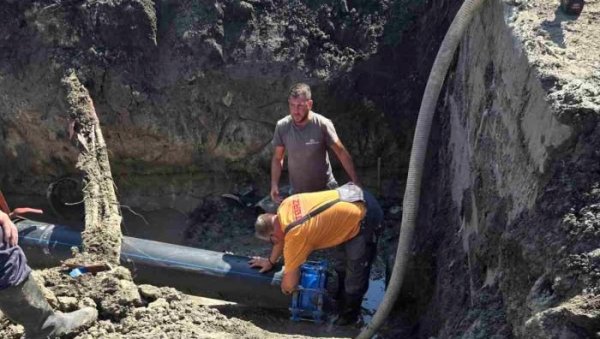 ВОДА СТИЖЕ ОКО 19 ЧАСОВА: Након велике хаварије на водоводној мрежи у Зрењанину, следи нормализација ВОДА СТИЖЕ ОКО 19 ЧАСОВА: Након велике хаварије на водоводној мрежи у Зрењанину, следи нормализација