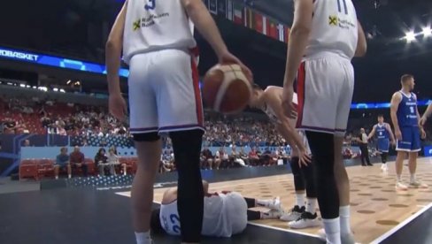 TRENUTAK KADA JE SRBIJA ZANEMELA: Ovako se Vasilije Micić povredio na Evrobasketu (VIDEO) TRENUTAK KADA JE SRBIJA ZANEMELA: Ovako se Vasilije Micić povredio na Evrobasketu (VIDEO)