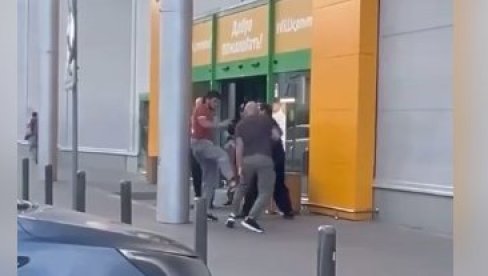 DIVLJANJE: Nasilnici udarali saobraćajnog policajca (VIDEO) DIVLJANJE: Nasilnici udarali saobraćajnog policajca (VIDEO)