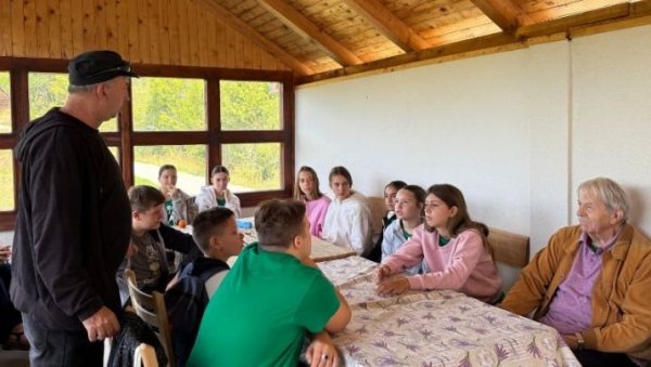 ЧУВЕНИ РШУМ И САРАДНИЦИ СУНЦА: Радост дечијег стваралаштва ЧУВЕНИ РШУМ И САРАДНИЦИ СУНЦА: Радост дечијег стваралаштва