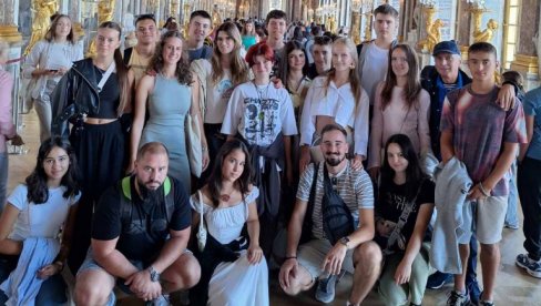 ПУТОВАЊЕ ЗА НАЈБОЉЕ ЂАКЕ: Млади Ужичани у Француској ПУТОВАЊЕ ЗА НАЈБОЉЕ ЂАКЕ: Млади Ужичани у Француској