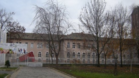 IAKO IH SADA IMA PREVIŠE, ZBOG PENZIONISANJA PROSVETARA, KIKINDA ĆE SE SUOČITI SA NEDOSTATKOM KADROVA Bura u Kozarcima zbog - učiteljice IAKO IH SADA IMA PREVIŠE, ZBOG PENZIONISANJA PROSVETARA, KIKINDA ĆE SE SUOČITI SA NEDOSTATKOM KADROVA Bura u Kozarcima zbog - učiteljice