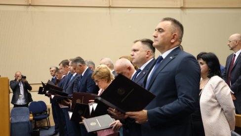 ВЛАДА РЕПУБЛИКЕ СРПСКЕ ПРЕУЗЕЛА ДУЖНОСТ Саво Минић нови премијер - ово су министри у његовом кабинету ВЛАДА РЕПУБЛИКЕ СРПСКЕ ПРЕУЗЕЛА ДУЖНОСТ Саво Минић нови премијер - ово су министри у његовом кабинету