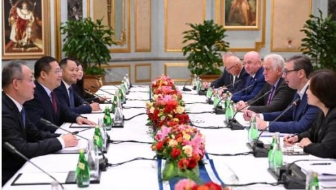 VAŽNI SASTANCI U PEKINGU: Vučić sa predstavnicima kineskih kompanija (FOTO)