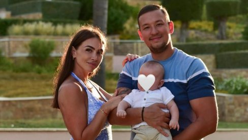ЗАЛАЗАК СУНЦА И РАЈ ОКО ЊИХ: Урош Живковић ужива на одмору са сурпугом и сином (ФОТО) ЗАЛАЗАК СУНЦА И РАЈ ОКО ЊИХ: Урош Живковић ужива на одмору са сурпугом и сином (ФОТО)