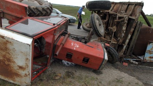 TRAGEDIJA KOD VRANJA: Sin vozio majku traktorom, poginula kada su se prevrnuli TRAGEDIJA KOD VRANJA: Sin vozio majku traktorom, poginula kada su se prevrnuli