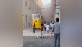VELIKI BROJ MRTVIH I RANJENIH U LISABONU: Popularna žičara iskliznula iz šina i srušila se (VIDEO)
