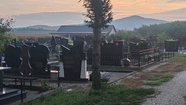 ЛОМИЛИ КРСТОВЕ, СКРНАВИЛИ СПОМЕНИКЕ: Вандали на гробљу у Стражи код Лознице ЛОМИЛИ КРСТОВЕ, СКРНАВИЛИ СПОМЕНИКЕ: Вандали на гробљу у Стражи код Лознице