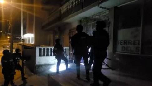 СРБИН ДЕО БАНДЕ КОЈА ЈЕ ПУКЛА 200 МИЛИОНА ДОЛАРА: Погледајте велику акцију Европола у Еквадору! (ВИДЕО) СРБИН ДЕО БАНДЕ КОЈА ЈЕ ПУКЛА 200 МИЛИОНА ДОЛАРА: Погледајте велику акцију Европола у Еквадору! (ВИДЕО)