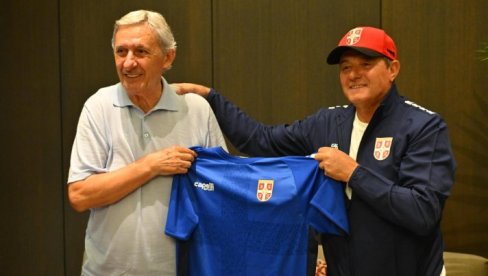 BRATSKA RUKA I PODRŠKA: Košarkaška reprezentacija Srbije dočekala fudbalsku reprezentaciju u Rigi BRATSKA RUKA I PODRŠKA: Košarkaška reprezentacija Srbije dočekala fudbalsku reprezentaciju u Rigi