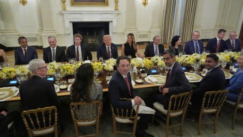 VEČERA U BELOJ KUĆI BEZ MASKA: Gejts, Zakerberg, Kuk gosti Donalda Trampa