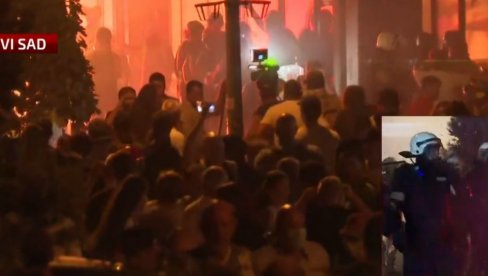 BLOKADERI NAPALI POLICIJU U NOVOM SADU: Teroristi bacaju dimne bombe BLOKADERI NAPALI POLICIJU U NOVOM SADU: Teroristi bacaju dimne bombe