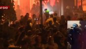 БЛОКАДЕРИ НАПАЛИ ПОЛИЦИЈУ У НОВОМ САДУ: Терористи бацају димне бомбе