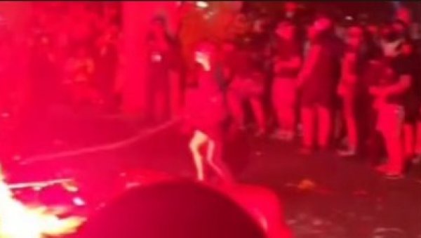 (УЗНЕМИРУЈУЋИ ВИДЕО) МОТКАМА И БАКЉАМА НА ПОЛИЦИЈУ: Овако су блокадери покушали да спале Србе као нацисти Русе у Одеси