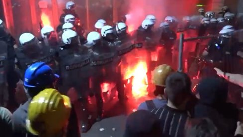 UZNEMIRUJUĆE: Ovako su blokaderi napali policiju ispred Filozofskog fakulteta u Novom Sadu (VIDEO)