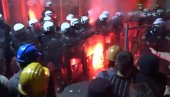 UZNEMIRUJUĆE: Ovako su blokaderi napali policiju ispred Filozofskog fakulteta u Novom Sadu (VIDEO) UZNEMIRUJUĆE: Ovako su blokaderi napali policiju ispred Filozofskog fakulteta u Novom Sadu (VIDEO)