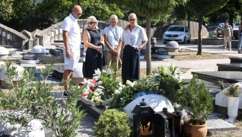 PORODICA POSETILA NJEGOVU VEČNU KUĆU: Danas bi Šaban Šaulić proslavio 74. rođendan - beli venac u obliku srca na grobu (FOTO) PORODICA POSETILA NJEGOVU VEČNU KUĆU: Danas bi Šaban Šaulić proslavio 74. rođendan - beli venac u obliku srca na grobu (FOTO)