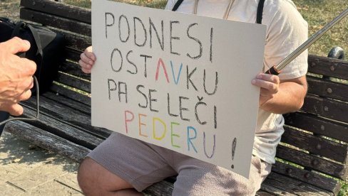 СРАМНЕ ПАРОЛЕ НА БЛОКАДЕРСКОЈ ГЕЈ ПАРАДИ: Од пумпај до увреда Вучићу (ФОТО)