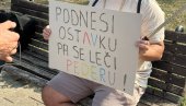 СРАМНЕ ПАРОЛЕ НА БЛОКАДЕРСКОЈ ГЕЈ ПАРАДИ: Од пумпај до увреда Вучићу - блокадери понели и заставе Украјине (ФОТО)