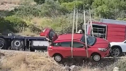 ДРАМА НА ЈАДРАНУ: Ауто се сурвао низ литицу, зауставио се пар метара од кафића пуног људи (ВИДЕО)